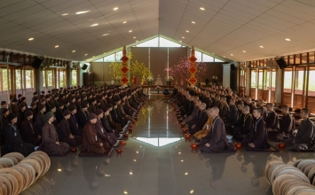 300 Tăng Ni về Làng Mai Thái Lan tu tập